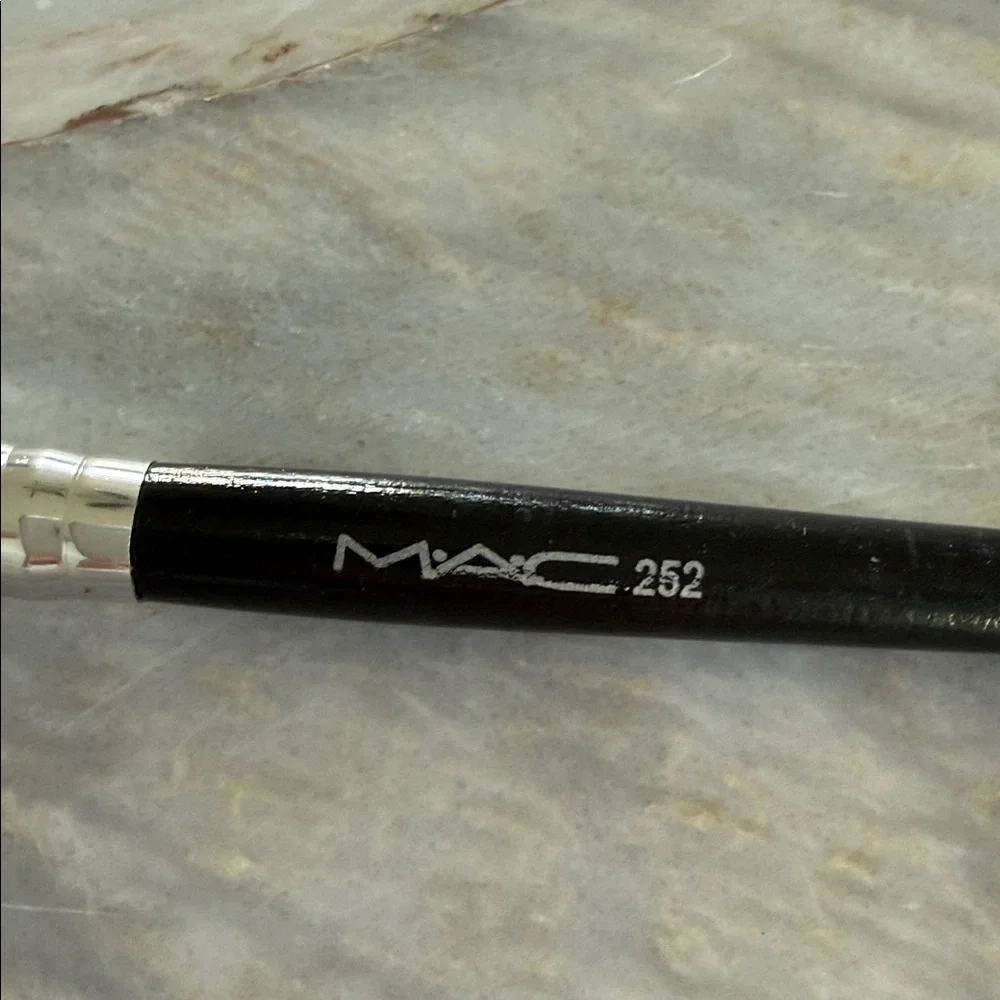 MAC‎ 252 Professional Makeup Brush 252 Synthetic Large Shader Brush
